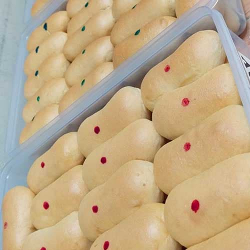 Roti unyil manis isi cokelat dan meises