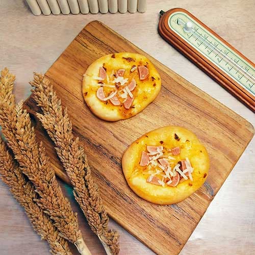 Snack rapat kantor berupa roti unyil dari Alfarazka Bakery Ciputat