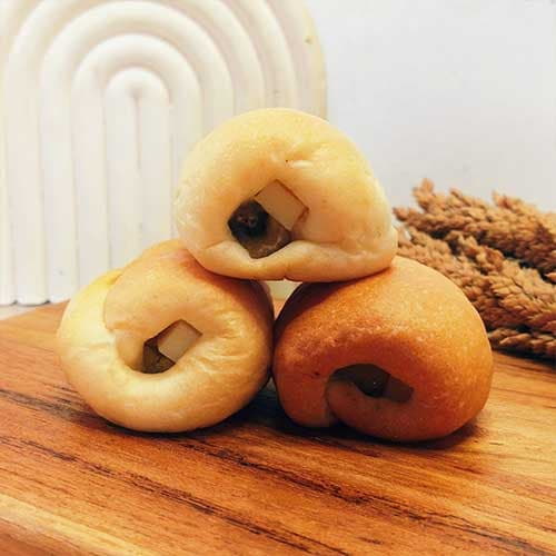 Roti unyil campur manis dan gurih di nampan