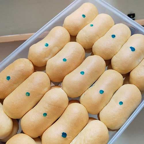 Aneka roti unyil Alfarazka Bakery siap untuk acara.