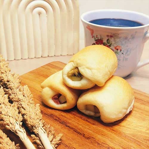 Snack box pengajian berisi roti unyil manis dan gurih